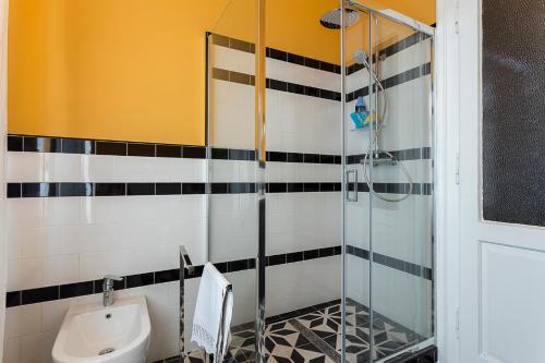 a bathroom with a shower and a toilet at La casa di K i p l i n g "charme coloniale & storia" in Gorizia