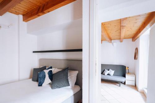 アオスタにあるAosta Holiday Apartments - Mailletのベッドとソファのある寝室