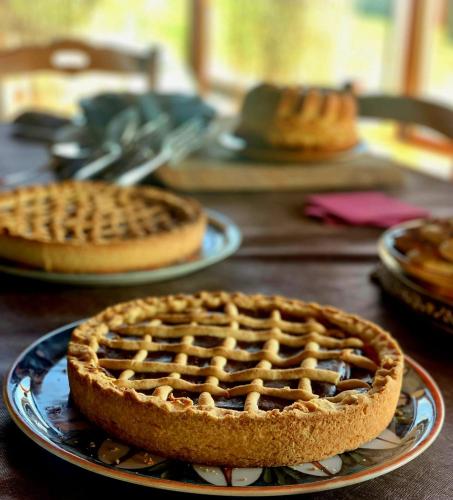 a pie sitting on a plate on a table at Agriturismo Violati in San Gemini