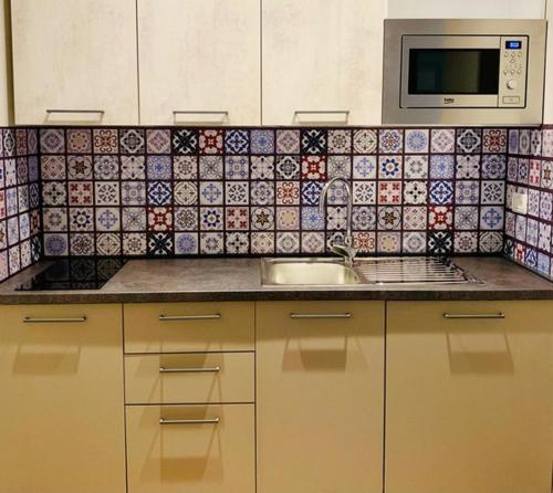 a kitchen with a sink and a microwave at Agriturismo Violati in San Gemini