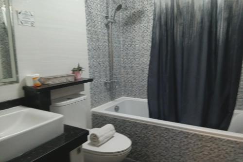 Jo Carter's Hotel and Suites Angeles Cityにあるバスルーム