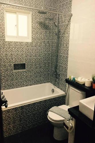 Jo Carter's Hotel and Suites Angeles Cityにあるバスルーム