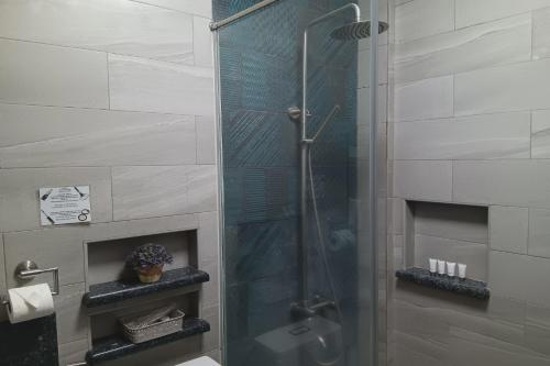 Jo Carter's Hotel and Suites Angeles Cityにあるバスルーム