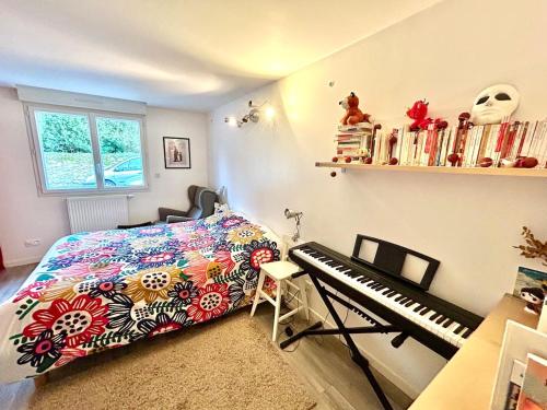 Photo de la galerie de l'établissement Maison Cosy - Garden - Wifi - Proche de Bordeaux, à Cambes