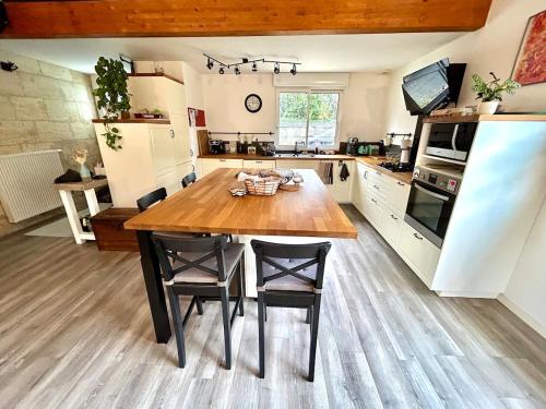 Photo de la galerie de l'établissement Maison Cosy - Garden - Wifi - Proche de Bordeaux, à Cambes