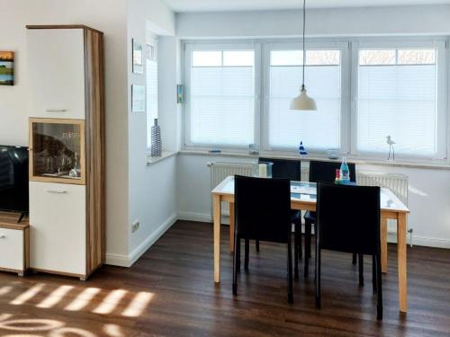 a kitchen and dining room with a table and chairs at Dorow Ferienwohnung in Redewisch