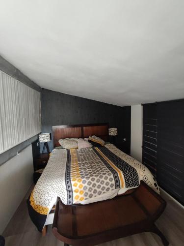 une chambre avec un grand lit dans une pièce dans l'établissement T3 avec Terrasse Wi-Fi - Clim Avignon intramuros, à Avignon