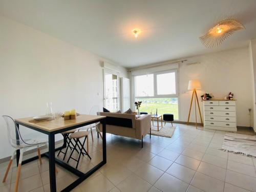 un salon avec une table et une salle à manger dans l'établissement Casa Moderna, à Angers