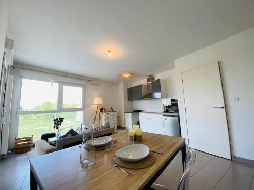 - une cuisine et un salon avec une table en bois dans la chambre dans l'établissement Casa Moderna, à Angers