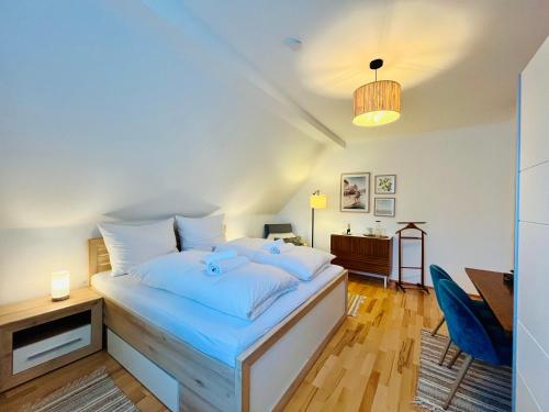 Un dormitorio con una cama grande con sábanas azules. en Adagio-Linz Pöstlingberg, en Linz