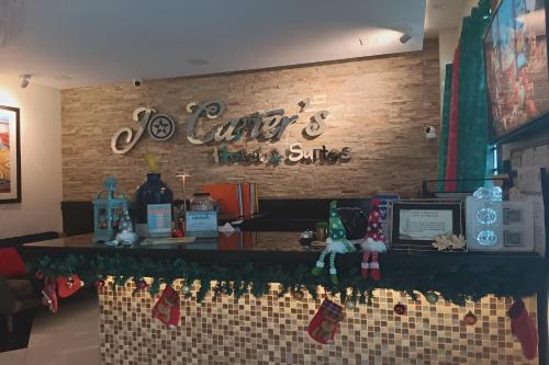 Jo Carter's Hotel and Suites Angeles Cityに飾ってある許可証、賞状、看板またはその他の書類