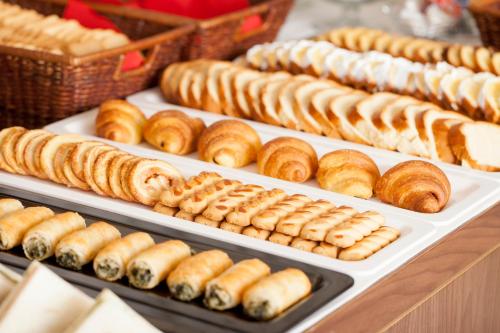 una exposición de pasteles en bandejas de una panadería en Telioni Hotel, en Tesalónica