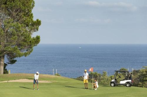un grupo de personas jugando al golf en un campo de golf en Perle turquoise, en Saint-Raphaël