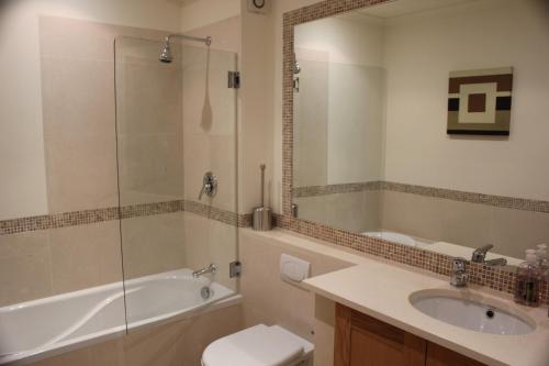 Bilik mandi di Luxury 3 Bedroom Apartment on Gated Complex