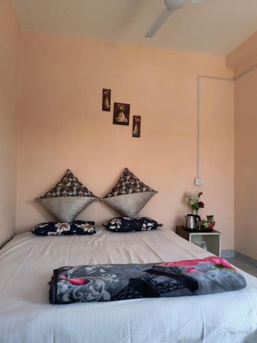 Postel nebo postele na pokoji v ubytování Shivashray Homestay