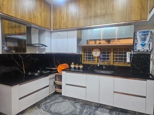 Η κουζίνα ή μικρή κουζίνα στο Reverie Homestay