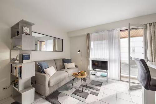 un salon avec un canapé et une table dans l'établissement Bel appartement près de la plage, à Saint-Malo