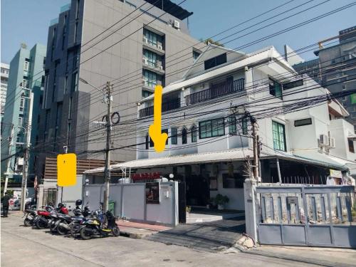een groep motorfietsen geparkeerd voor een gebouw bij XX Yellow Place Sukhumvit soi 2 - BTS Nana เยลโล่ เพลส บีทีเอส นานา in Bangkok