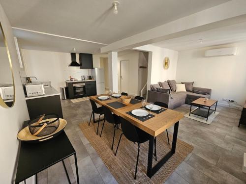 une cuisine et un salon avec une table et des chaises dans l'établissement Charming Leucate House, à Leucate