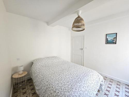 - une chambre blanche avec un lit et une lampe dans l'établissement Charming Leucate House, à Leucate