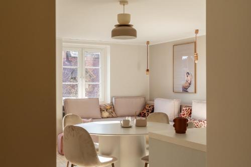 a living room with a white table and chairs at RentPlanet - Apartamenty Rynek in Wrocław