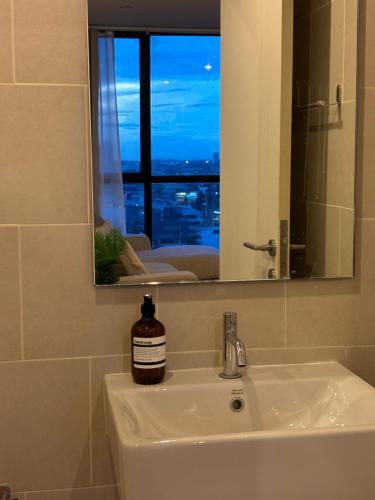 ห้องน้ำของ Entire apartment near train station with pool & views