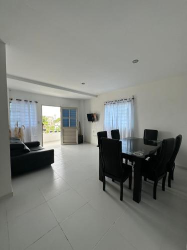 a living room with a dining room table and chairs at Apartamentos Altos de Guayabal in El Triunfo