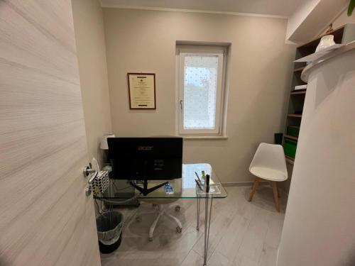 a office with a glass table and a computer at La Dimora del Casaro in Castrovillari
