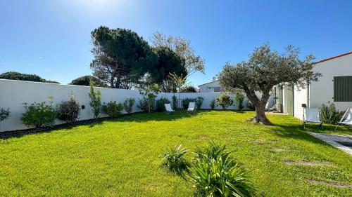 Photo de la galerie de l'établissement Villa de luxe avec piscine au centre de La Couarde, à La Couarde-sur-Mer