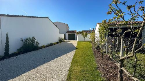 Photo de la galerie de l'établissement Villa de luxe avec piscine au centre de La Couarde, à La Couarde-sur-Mer