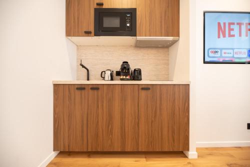 une cuisine avec un micro-ondes et un plan de travail dans l'établissement CIA - Nation - Lovely Parisian Escape, à Paris