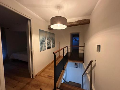 einen Flur mit einer Treppe und einer Decke in der Unterkunft Évasion à Hainneville in Cherbourg en Cotentin