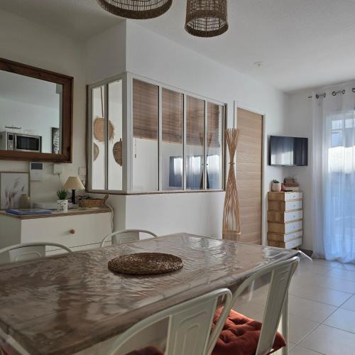 une cuisine et une salle à manger avec une table et des chaises dans l'établissement 