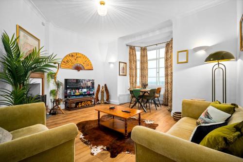 a living room with two couches and a table at Stylish Two-Bedroom Apartment with Balcony & Parking 9NC in Birmingham