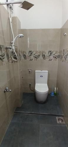 Bilik mandi di Lakeside Villa, kamburugamuwa