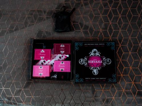 une boîte remplie de boîtes roses et noires dans l'établissement Le Voluptueux - Sauna - Jacuzzi - Centre-Ville, à Angers