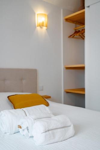 a pile of towels sitting on top of a bed at Casa Do Beco in Moura