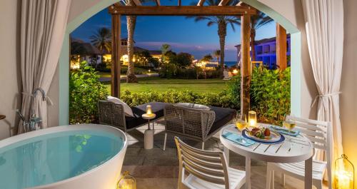 Sandals Royal Curacao All Inclusive Couples Onlyにある庭