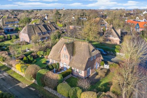 an aerial view of a house with a thatched roof at Litz Hues in Keitum