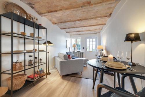 a living room with a table and a couch at Kleine Heimat Haus Stutenhof Whg 4 in Keitum
