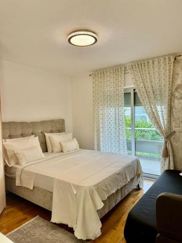 CECILIA Holiday Apartment, Private Parking Included