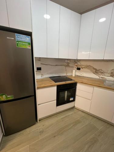 O bucătărie sau chicinetă la Large Apartment