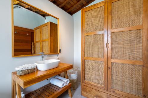 Ένα μπάνιο στο Boho Design Villa ELLE private Pool Munggu Beach