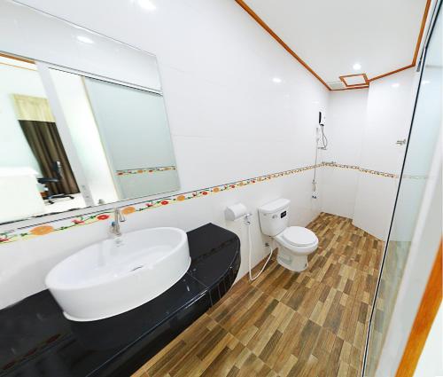 uma casa de banho com um lavatório e um WC em PN Home Service @ Suvarnabhumi Airport em Lat Krabang