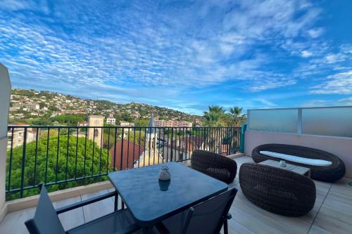 un patio avec une table et des chaises sur un balcon dans l'établissement Golfe Juan - 2 people - Top floor - Parking, à Vallauris