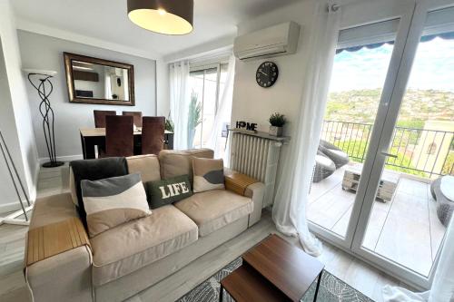 un salon avec un canapé et une table dans l'établissement Golfe Juan - 2 people - Top floor - Parking, à Vallauris