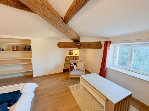 un salon avec un canapé et une table dans l'établissement Loft Élégant & Lumineux dans un Immeuble Classé, à Nîmes