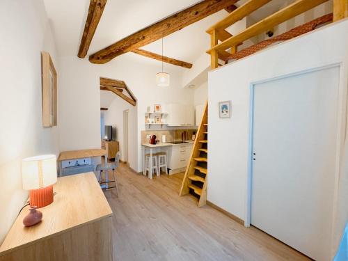 Cette chambre dispose d'une porte menant à une cuisine et de parquet. dans l'établissement Loft Élégant & Lumineux dans un Immeuble Classé, à Nîmes