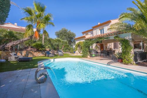 une piscine devant une maison dans l'établissement Villa complète au soleil d'Azur, à Fréjus