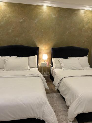 En eller flere senge i et værelse på شقة مفروشة خاصه بالخبر